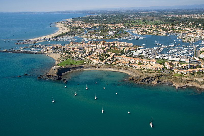 vue aérienne du cap d'agde la plage de la grande conque en avant plan f34